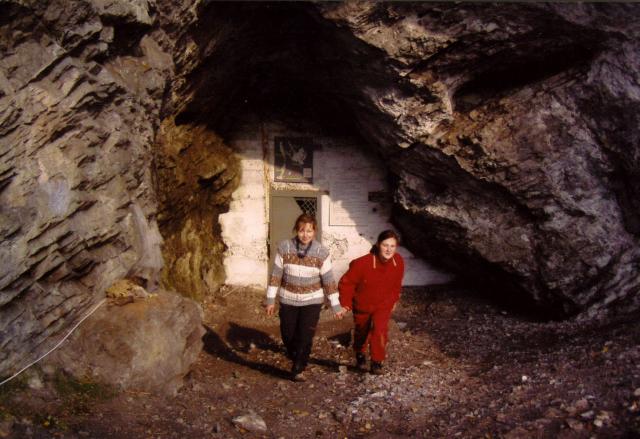 Вход в пещеру Караульную